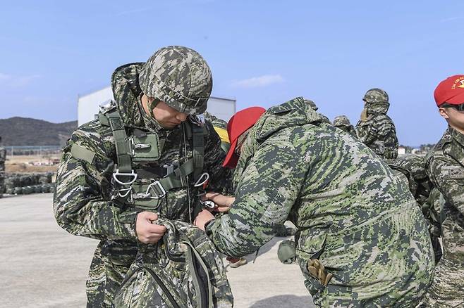 ▲ 해병대 1사단 공정대대 장병들이 지난 5일 조사리강하장에서 강하 전 장비 검사를 진행한 모습. 해병대 1사단 제공