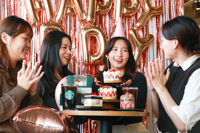 스타벅스 코리아가 선보인 딸기 프레지에 케이크의 판매량이 40만 개를 넘어섰다. (스타벅스 제공)