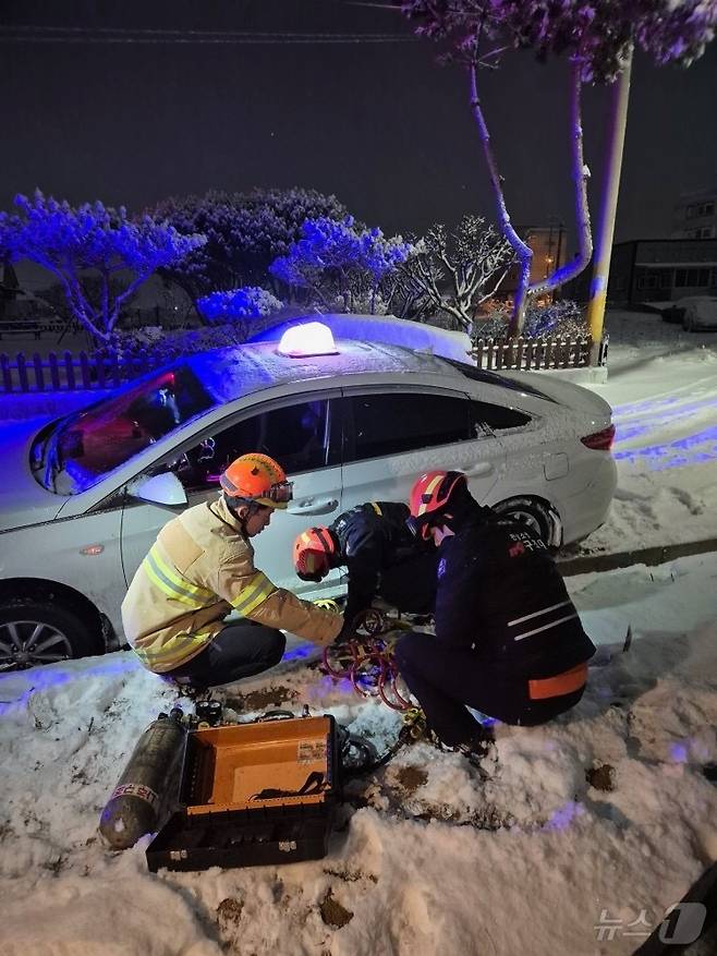지난 7일 오후 11시 47분쯤 전남 나주시 산포면의 한 도로에서 택시가 눈길에 고립돼 소방당국이 안전조치하고 있다. (전남소방본부 제공. 재판매 및 DB 금지)