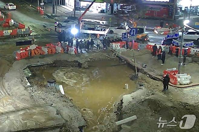 충주 연수동 임광사거리 상수도관 파손 현장.(충주시 제공. 재판매 및 DB금지)/뉴스1