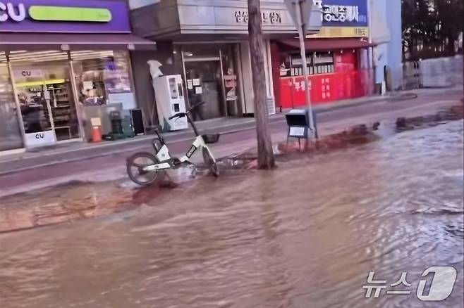 충주 연수동 임광사거리 상수도관 파손으로 도로에 물이 흐르고 있다.(독자 제공. 재판매 및 DB금지)/뉴스1