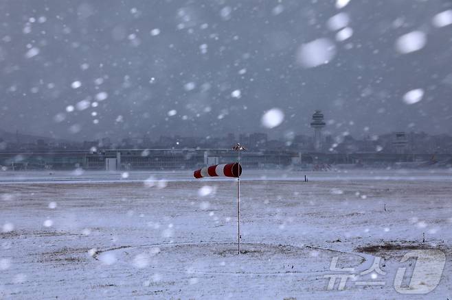 8일 오전 활주로 운영이 중단된 제주국제공항에 강한 눈보라가 몰아치고 있다. 2026.2.8 ⓒ 뉴스1 오미란 기자