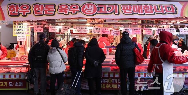 설 연휴를 앞둔 8일 서울 동대문구 청량리종합시장에서 시민들이 장을 보고 있다. 2026.2.8 ⓒ 뉴스1 박지혜 기자