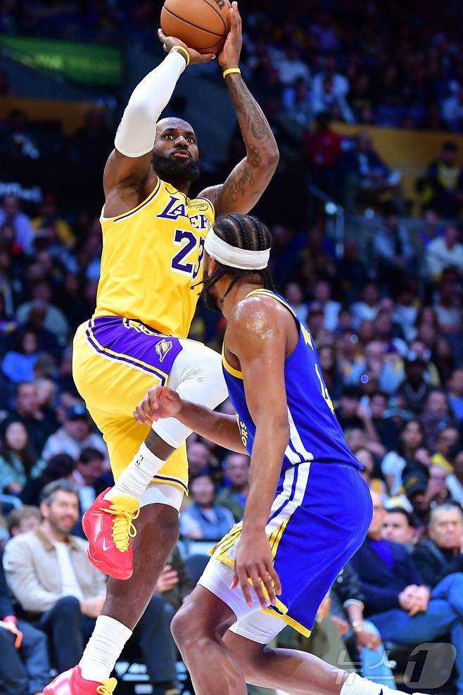 LA 레이커스 르보른 제임스는 8일(한국시간) 미국 캘리포니아주 로스앤젤레스 크립토닷컴 아레나에서 열린 2025-26 NBA 골든스테이트와 홈 경기에서 20점 7리바운드 10어시스트로 활약해 팀의 105-99 승리를 이끌었다. ⓒ 로이터=뉴스1