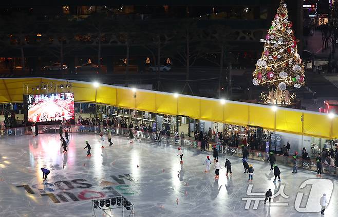 19일 오후 서울광장 스케이트장에서 시민들이 스케이트를 타며 즐거운 시간을 보내고 있다. 이날 개장한 서울광장 스케이트장은 내년 2월 8일까지 52일 동안 운영한다. 2025.12.19 ⓒ 뉴스1 김도우 기자