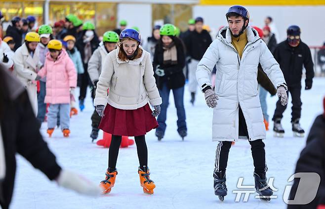 새해 첫 주말인 4일 오후 서울 중구 서울광장 스케이트장을 찾은 외국인 관광객들 스케이트를 즐기고 있다. 2026.1.4 ⓒ 뉴스1 김도우 기자