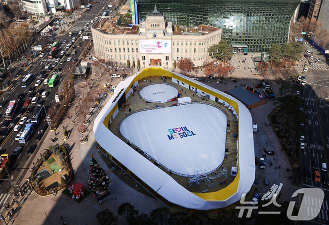 18일 오후 개장을 하루 앞둔 서울광장 스케이트장에서 관계자들이 막바지 개장 준비 작업을 하고 있다. 서울시는 19일 오후 5시 개장식을 시작으로 내년 2월 8일까지 52일 동안 스케이트장을 운영한다. 2025.12.18 ⓒ 뉴스1 구윤성 기자