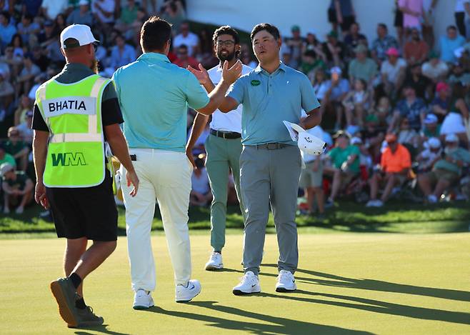 김시우가 8일(한국시간) 미국 애리조나주 TPC 스코츠데일 스타디움코스에서 열린 PGA투어 피닉스 오픈 3라운드를 공동 2위로 마친뒤 동료들과 인사하고 있다. 사진 | Imagn Images 연합뉴스