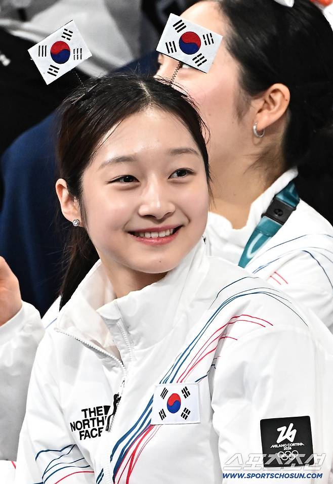 8일 이탈리아 밀라노 아이스스케이팅 아레나에서 열린 피겨 팀 이벤트 남자싱글 차준환 경기. 응원을 하는 신지아. 밀라노(이탈리아)=송정헌 기자songs@sportschosun.com/2026.02.08/