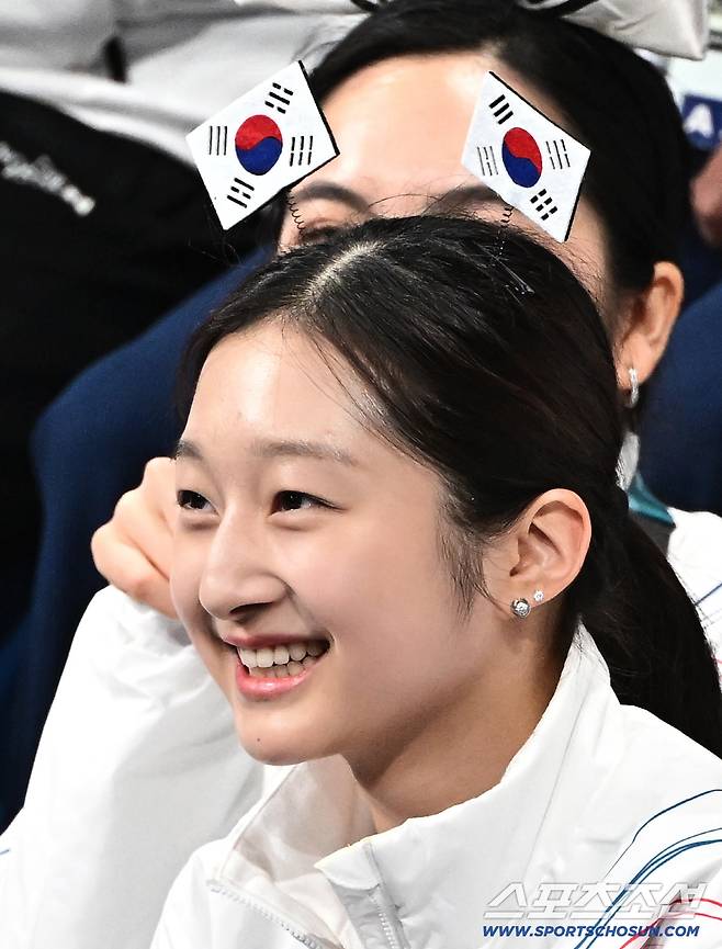 8일 이탈리아 밀라노 아이스스케이팅 아레나에서 열린 피겨 팀이벤트 남자싱글. 차준환 응원하는 신지아. 밀라노(이탈리아)=송정헌 기자songs@sportschosun.com/2026.02.08/