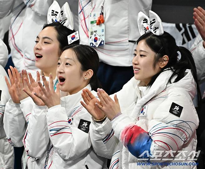 8일 이탈리아 밀라노 아이스스케이팅 아레나에서 열린 피겨 팀이벤트 남자싱글. 차준환 응원하는 임해나, 신지아, 이해인. 밀라노(이탈리아)=송정헌 기자songs@sportschosun.com/2026.02.08/