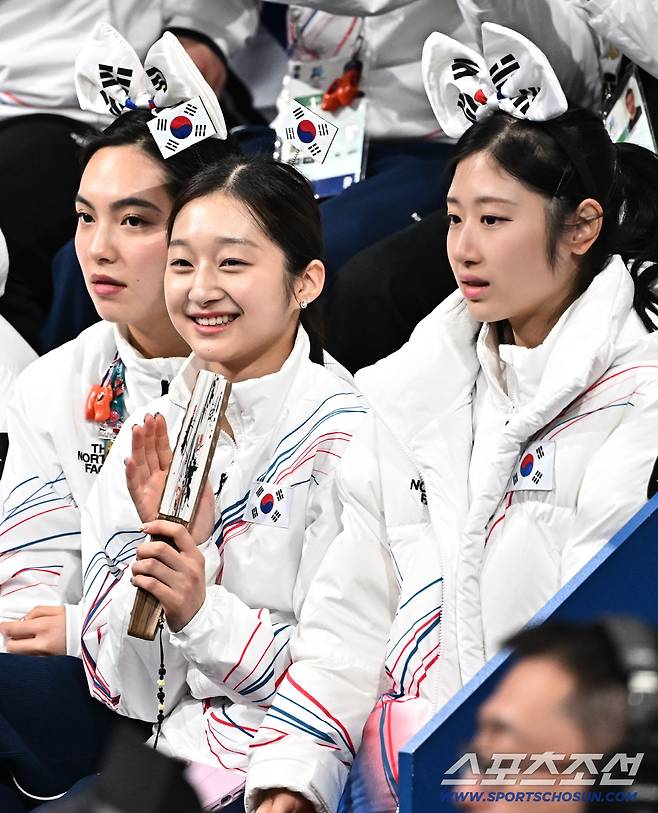 8일 이탈리아 밀라노 아이스스케이팅 아레나에서 열린 피겨 팀이벤트 남자싱글. 차준환 응원하는 임해나, 신지아, 이해인. 밀라노(이탈리아)=송정헌 기자songs@sportschosun.com/2026.02.08/