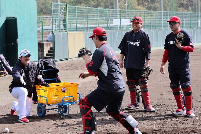 일본 아마미오시마 1차 스프링캠프에서 포수조 훈련을 진행하고 있다. 사진제공=KIA 타이거즈