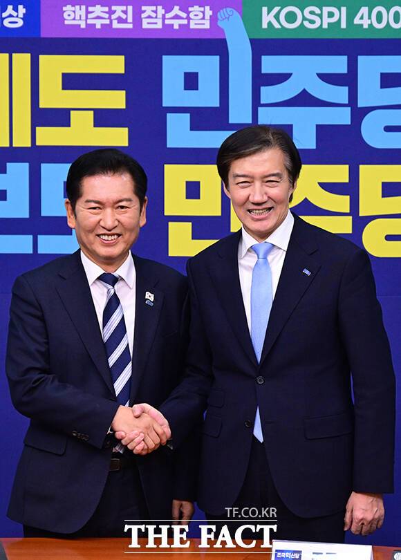 조국혁신당과의 합당을 둘러싼 더불어민주당 내 내홍이 2주째 이어지고 있다. 사진은 지난해 11월 26일 국회에서 만난 정청래 민주당 대표(왼쪽)와 조국 혁신당 대표의 모습. /남윤호 기자