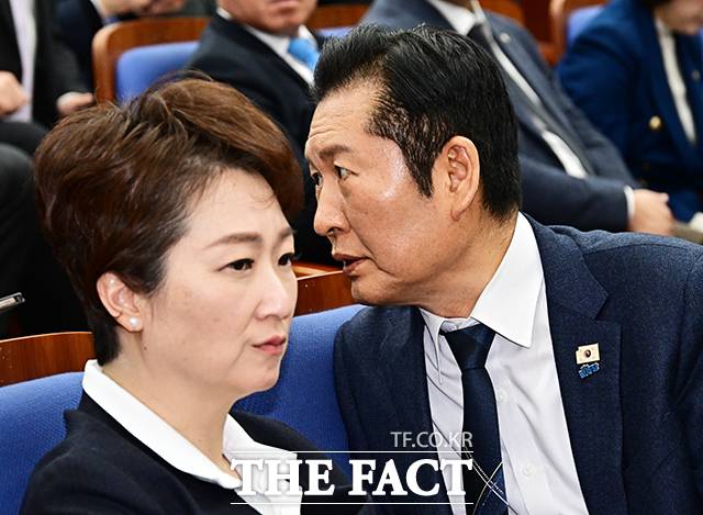 이언주 수석최고위원은 6일 국회에서 열린 당 최고위원회의에서 "대다수의 국민들이 (혁신당과의 합당을) 안 좋게 생각하는데 왜 이것을 억지로 강행하느냐"고 비판했다. 사진은 5일 오후 서울 여의도 국회에서 열린 정책의원총회에 참석한 정청래 대표(오른쪽)와 이언주 수석최고위원. /배정한 기자