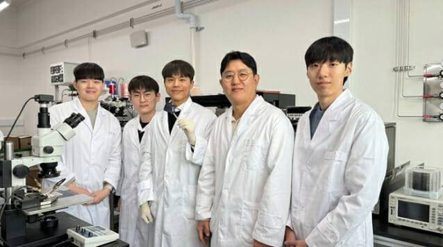 KAIST 연구진. 왼쪽부터 김창환 석박사통합과정생, 김승환 박사과정생, 허남욱 석박사통합과정생, 서준기 교수, 조영석 박사과정생.(사진=KAIST)