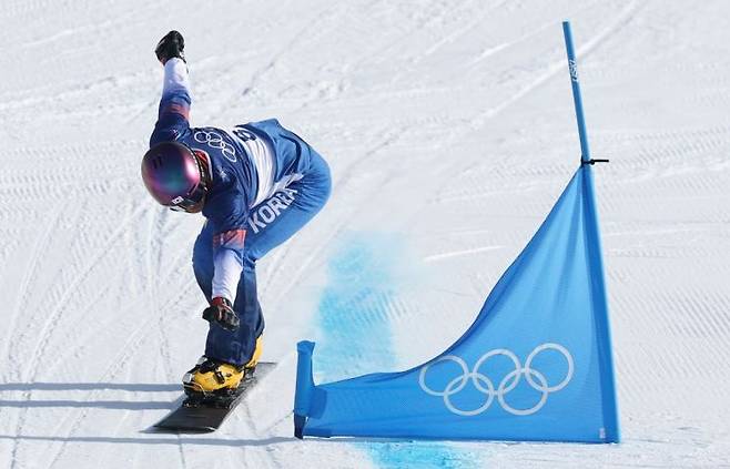 8일(현지시간) 이탈리아 리비뇨 스노파크에서 열린 2026 밀라노-코르티나담페초 동계올림픽 스노보드 남자 평행 대회전 준결승에 출전한 김상겸이 결승선을 향해 질주하고 있다. 연합뉴스