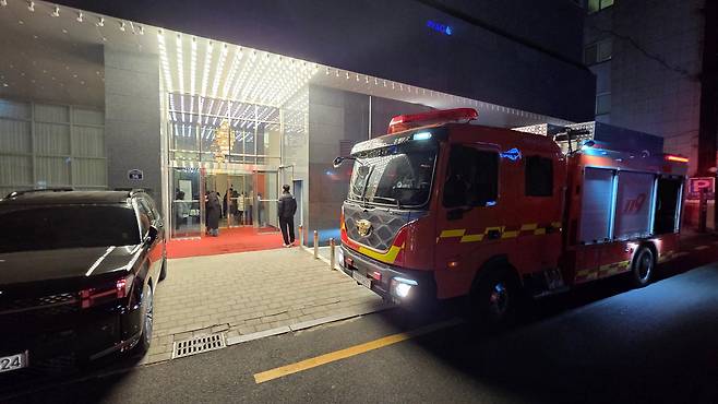 7일 오후 11시 40분쯤 부산 해운대의 한 호텔에서 화재 신고가 접수돼 투숙객들이 긴급 대피하는 소동이 빚어졌다. 이 과정에서 호텔 측의 안일한 대응과 직원 부재로 투숙객들이 큰 혼란을 겪은 것으로 드러났다./김정엽 기자