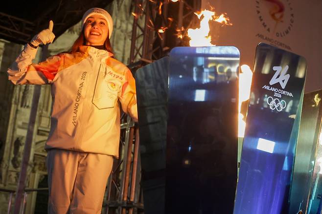 2월 5일 저녁 이탈리아 밀라노 두오모 대성당 앞 광장에서 2026 밀라노 코르티나 동계 올림픽 성화가 니콜레타 마니 이탈리아 발레 무용수를 끝으로 봉송이 끝난 가운데 임시 성화대에 점화되어 있다. 밀라노=장련성 기자