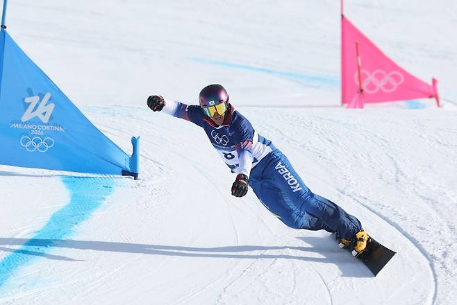 스노보드 김상겸이 8일(현지시간) 이탈리아 리비뇨의 스노파크에서 열린 2026 밀라노·코르티나담페초 동계올림픽 스노보드 남자 평행 대회전 4강전에서 질주하고 있다. /뉴스1