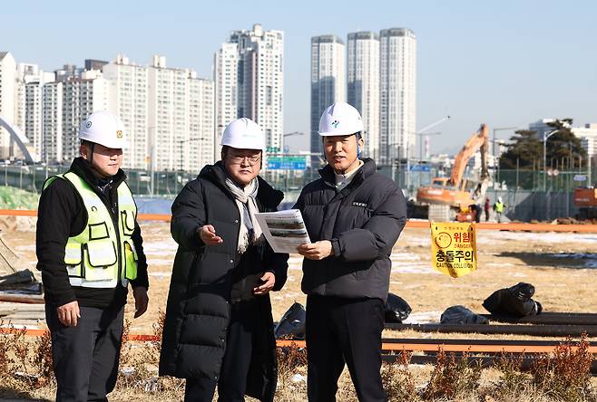 오세훈 서울시장이 지난 3일 오전 서울 성동구 삼표레미콘 부지 사업 현장을 찾아 추진현황을 점검하고 있다. /뉴스1