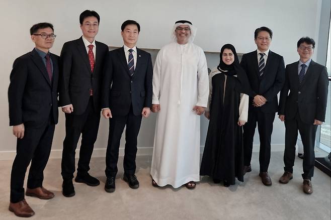 한국특허기술진흥원은 지난 5일 아랍에미리트(UAE) 경제관광부 지식재산분야 차관보와 고위급 회담을 열고, 한-UAE 특허심사 협력 성과를 공유하는 한편 AI 기반 특허행정 협력으로 협력 범위를 확대하기로 했다. (왼쪽에서 세 번째)김명섭 한국특허기술진흥원장과 (왼쪽에서 4번째) UAE 경제관광부 차관보 압델라만 알무아이니. 한국특허기술진흥원 제공