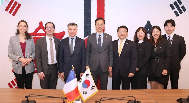 김용선 지식재산처장(오른쪽서 다섯째)이 지난 5일 주한 프랑스대사관에서 프랑스 파스칼 포흐(Pascal FAURE) 산업재산청장과 간담회를 갖고 양기관 관계자들과 기념촬영을 하고 있다. 지식재산처