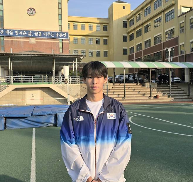 지난해 제54회 전국소년체육대회에서 육상 2관왕에 오른 고현준(17)이 송촌중학교에서 포즈를 취하고 있다. 이성현 기자