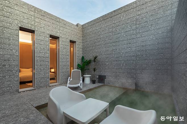 개별 객실 내에 있는 프라이빗 해수온천.