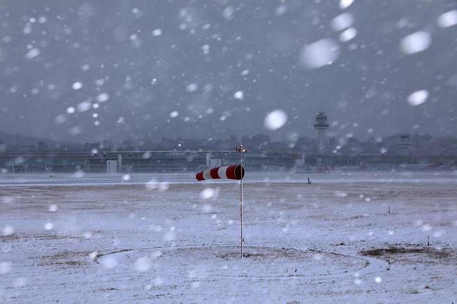 8일 오전 활주로 운영이 중단된 제주국제공항에 강한 눈보라가 몰아치고 있다. 2026.2.8 . 뉴스1