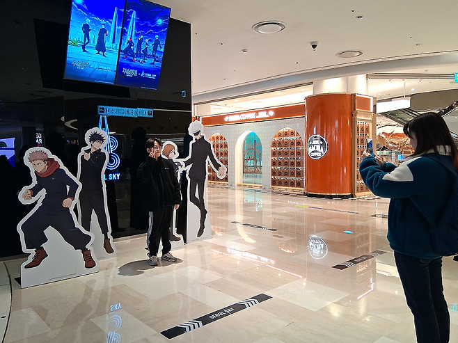 서울스카이 ‘주술회전’ 협업 전시장을 찾은 관람객들이 서로 기념사진을 찍어주며 현장의 분위기를 만끽하고 있다. 사진=최강주 기자 gamja822@donga.com