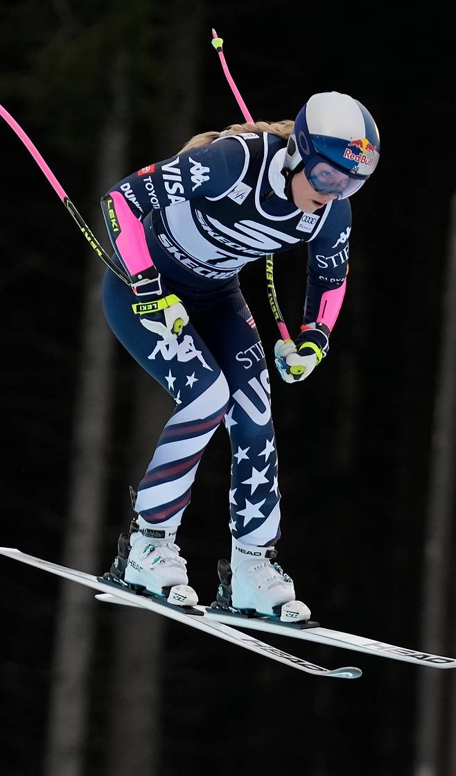 은퇴를 번복하고 슬로프로 돌아온 ‘스키 여제’ 린지 본은 2026 밀라노-코르티나담페초 올림픽 활강의 유력한 금메달 후보로 꼽힌다. 2024년 무릎 인공관절 수술 후 복귀해 전성기의 기량을 회복한 본이 18일 월드컵 여자 슈퍼대회전에서 레이스를 하고 있다. 타르비시오=AP 뉴시스