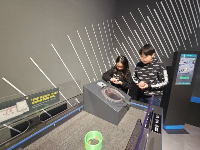 국립중앙과학관 피직스 랩에서 전시품을 체험하는 어린이 관람객. 사진=이준기 기자.