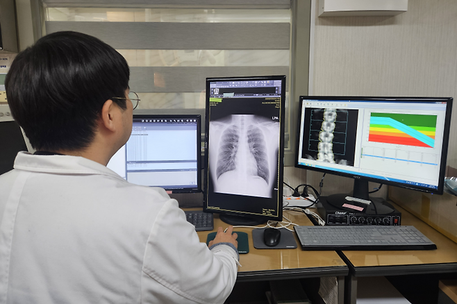 서울시 강동구보건소 의료진이 AI 기반 흉부 엑스레이 판독 보조 시스템을 활용해 이상 여부를 파악하고 있다.(사진=서울사 강동구청)
