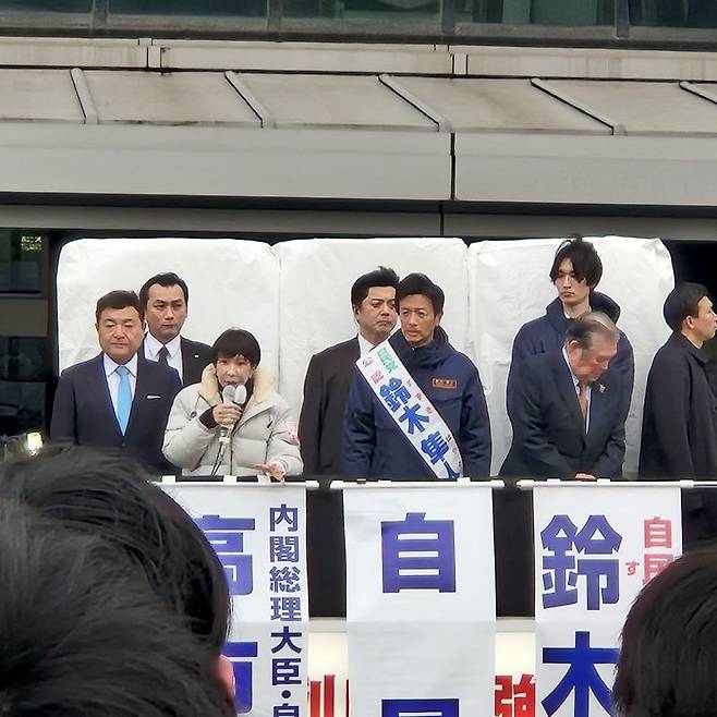 다카이치 사나에 일본 총리가 지난 7일 도쿄도 분쿄구 가스가 이소가와 공원에서 선거 유세 차량에 올라 연설을 하고 있다. 사진=서혜진 도쿄특파원