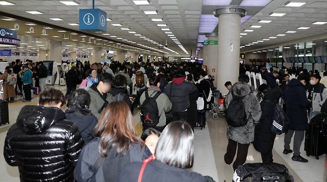 8일 오전 제주국제공항 3층 출발장 대합실이 표를 구하려는 결항편 승객들로 붐비고 있다. 뉴스1 제공