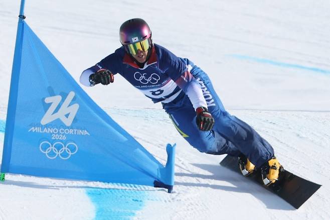 (밀라노=뉴스1) 김진환 기자 = 스노보드 김상겸이 8일(현지시간) 이탈리아 리비뇨의 스노파크에서 열린 2026 밀라노·코르티나담페초 동계올림픽 스노보드 남자 평행 대회전 준결승에서 결승선을 향해 질주하고 있다. 2026.2.8/뉴스1 /사진=뉴스1화상