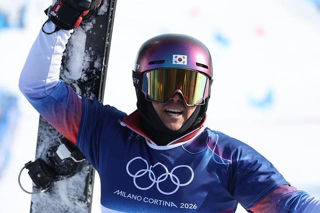 스노보드 김상겸이 8일(현지시간) 이탈리아 리비뇨의 스노파크에서 열린 2026 밀라노·코르티나담페초 동계올림픽 스노보드 남자 평행 대회전 준결승에서 결승 진출을 확정지은 뒤 기뻐하고 있다.뉴스1