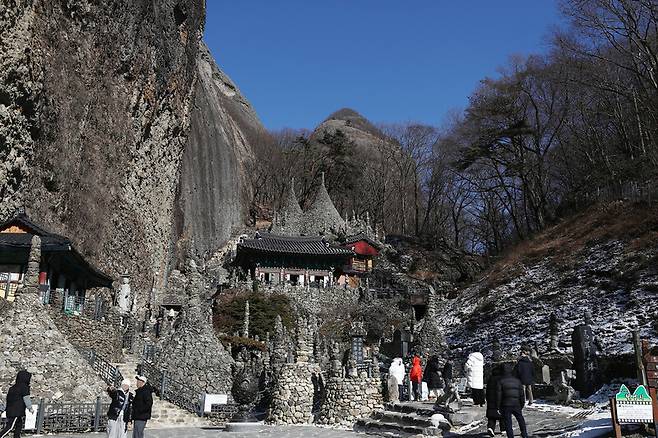 생경하고 신비로운 탑사 풍경. 이갑룡 처사가 나 홀로 이룬 탑들이 돋보이는 절이다. 박미향 기자