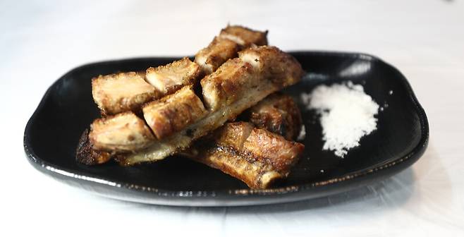 마이산 남부주차장에서 마이산 방향으로 가다 보면 음식점 골목을 만난다. 이 골목에서 파는 흑돼지 등갈비구이. 박미향 기자