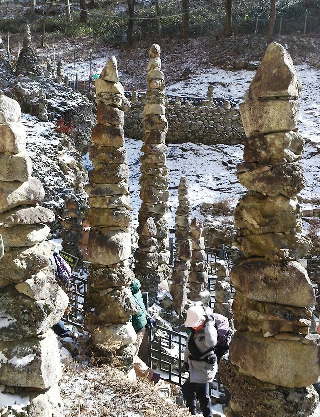 생경하고 신비로운 탑사 풍경. 이갑룡 처사가 나 홀로 이룬 탑들이 돋보이는 절이다. 박미향 기자