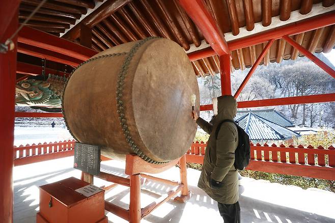 은주사엔 관람객들이 칠 수 있는 북이 있다. 세번 치면 마음이 평화로워진다. 박미향 기자