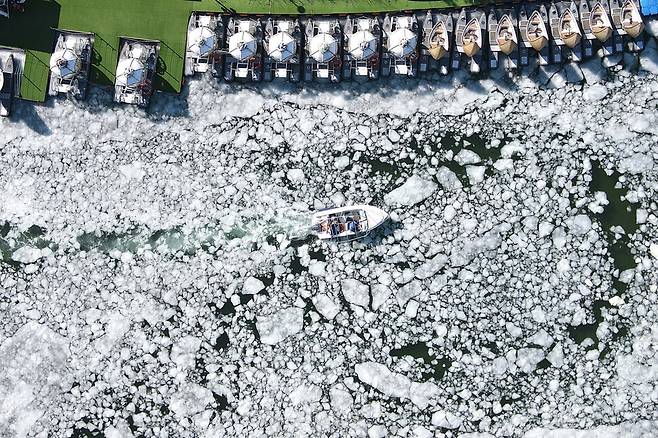 1월29일 인천 연수구 송도센트럴파크 수로에서 관계자가 보트로 얼음을 깨고 있다. 연합뉴스