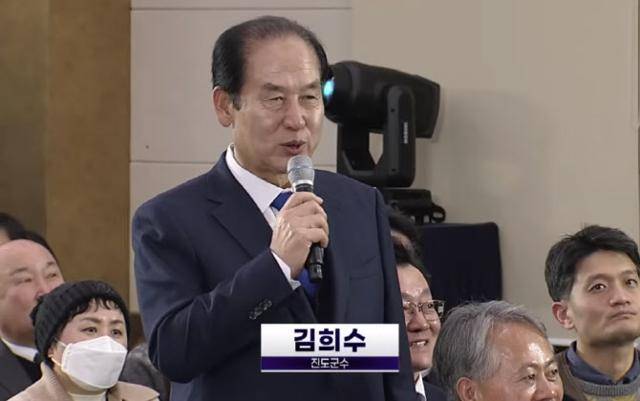 김희수 진도군수가 4일 전남 해남군 해남문화예술회관에서 열린 '광주·전남 행정통합 서남권 타운홀미팅'에 참석해 발언하고 있다. 목포MBC 유튜브 캡처