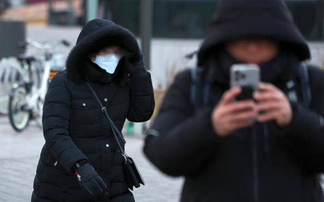 6일 서울 종로구 세종로 사거리에서 두꺼운 옷을 입은 시민들이 길을 걷고 있다. 뉴시스