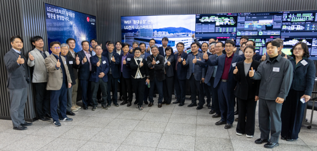 LG전자 협력사 대표들이 2025년 3월 경남 창원시 LG스마트파크에서 스마트팩토리를 둘러본 뒤 기념사진을 찍고 있다. LG전자 제공