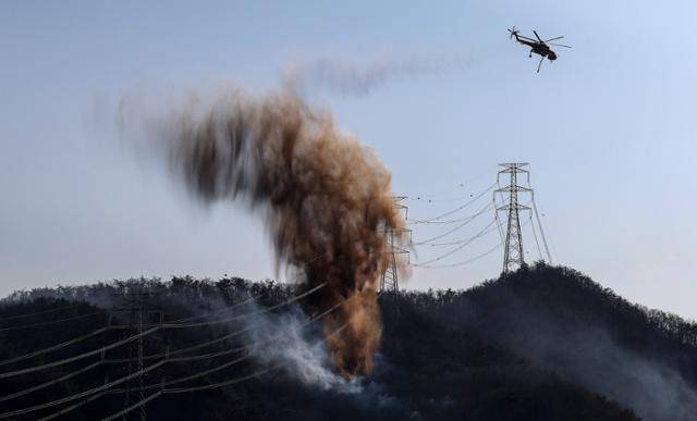 8일 오후 경북 경주시 문무대왕면 입천리에서 발생한 산불이 강풍을 타고 확산되는 가운데 소방헬기가 진화 작업을 벌이고 있다. 경주=뉴시스