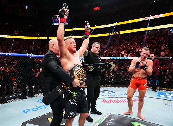 UFC 챔피언 벨트 두르는 저스틴 게이치(왼쪽)와 패디 핌블렛. 사진=UFC