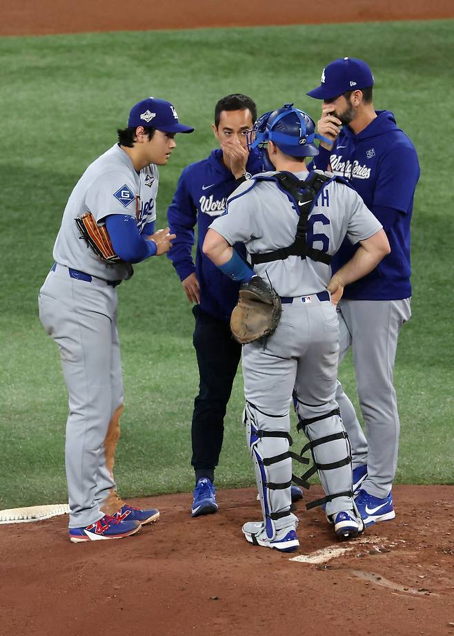<yonhap photo-4453=""> TORONTO, ONTARIO - NOVEMBER 01: (L-R) Shohei Ohtani #17 of the Los Angeles Dodgers talks with interpreter Will Ireton, Will Smith #16, and pitching coach Mark Prior during the second inning against the Toronto Blue Jays in game seven of the 2025 World Series at Rogers Center on November 01, 2025 in Toronto, Ontario. Patrick Smith/Getty Images/AFP (Photo by Patrick Smith / GETTY IMAGES NORTH AMERICA / Getty Images via AFP)/2025-11-02 09:48:18/ <저작권자 ⓒ 1980~2025 ㈜연합뉴스. 무단 전재 재배포 금지, AI 학습 및 활용 금지></yonhap>