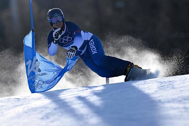 South Korea's Lee Sangho competes in the snowboard men's parallel giant slalom qualification run at Livigno Snow Park during the Milano Cortina 2026 Winter Olympic Games, in Livigno (Valtellina), on February 8, 2026. (Photo by Kirill KUDRYAVTSEV / AFP)/2026-02-08 17:56:50/<저작권자 ⓒ 19802026 ㈜연합뉴스. 무단 전재 재배포 금지, AI 학습 및 활용 금지>